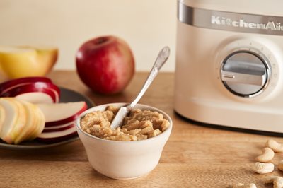 Jablečné máslo v misce před mixérem KitchenAid