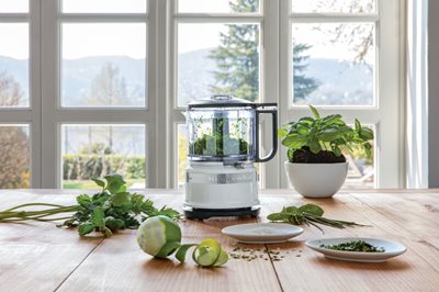 Food processor s bylinkami
