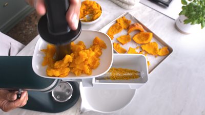 Pasírování dýňové dužiny tyčovým mixérem KitchenAid