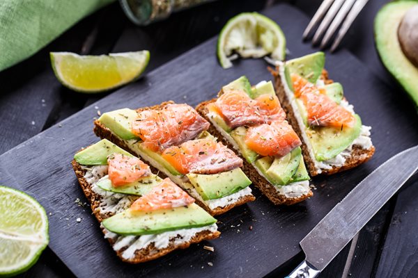 Celozrnný toast s avokádem a lososem
