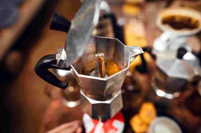 Uvařená káva v moka konvičce stoupá do horní části konvice.