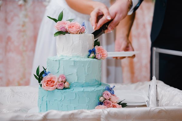 barevný svatební dort