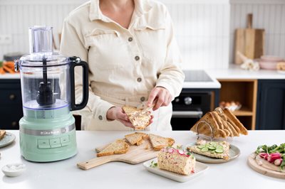 Žena maže toast pomazánkou připravenou food procesorem KitchenAid