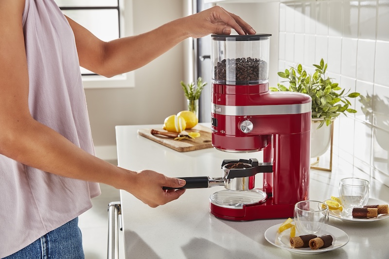 Mletí kávy pomocí mlýnku na kávu KitchenAid