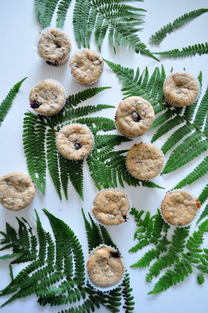 a-muffin-listy-na-stole-680x1024