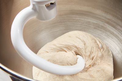 Hnětací hák KitchenAid zpracovává kynuté těsto