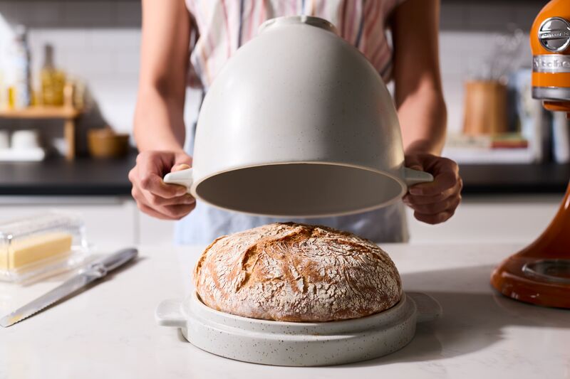 Žena peče domácí chléb v keramické míse na chléb KitchenAid