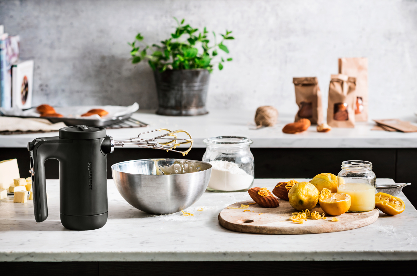 Bezdrátový šlehač KitchenAid černý stojí na kuchyňské lince