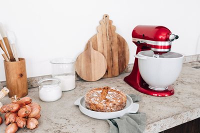 Domácí chléb na kuchyňské lince ve víku keramické mísy na chléb KitchenAid