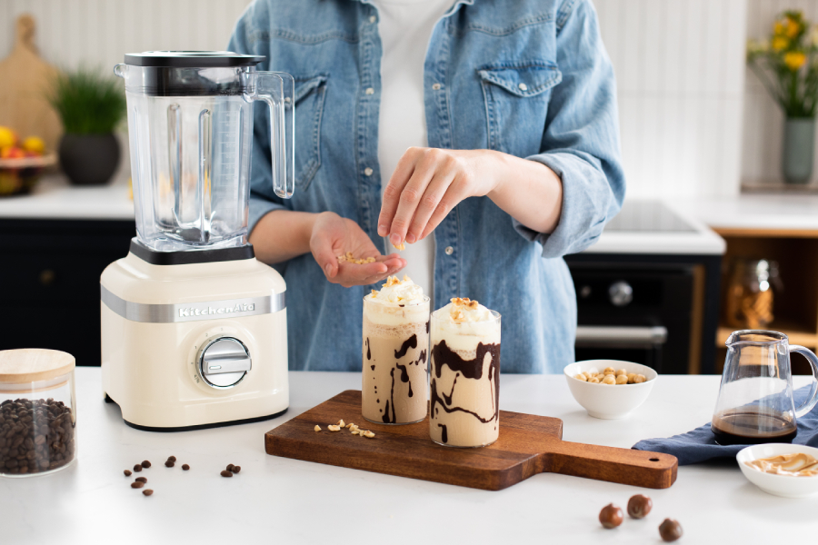 Žena připravuje ledovou kávu v blenderu KitchenAid.