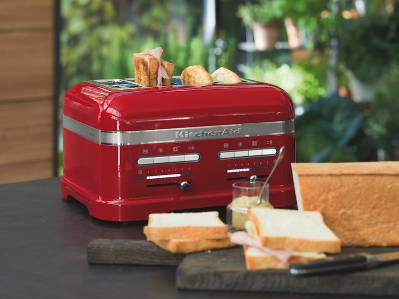 Velký toustovač Kitchen Aid v barvě královská červená ohřívá tousty
