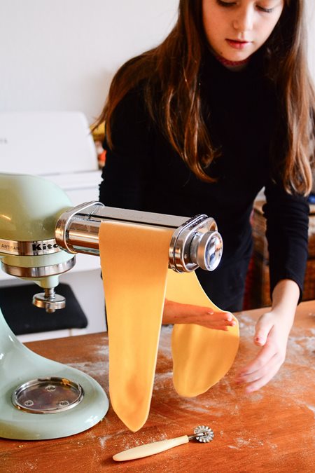 Vyvalování plátů domácího těsta na ravioly s robotem KitchenAid